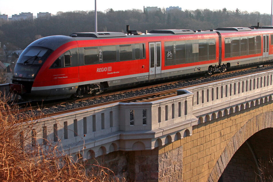 Eine Regionalbahn aus Wroclaw (Polen) rollt am 2014 über den Neiße-Viadukt. Nach umfangreichen Sanierungsarbeiten wurde damals die Strecke wieder freigegeben.