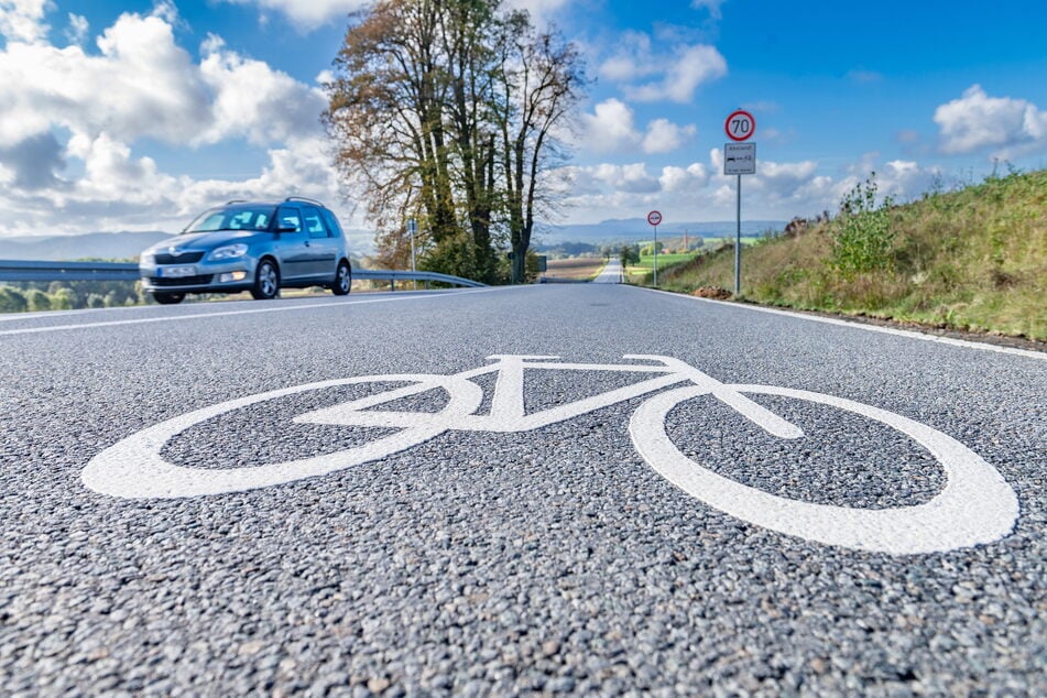 Solche Piktogramme werden bisher vor allem innerhalb von Städten und Gemeinden zur Kennzeichnung von Radwegen genutzt. Jetzt gibt es sie auch auf der S 154 zwischen Bad Schandau und Altendorf.