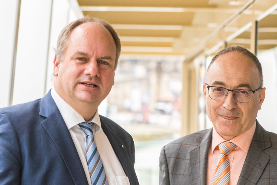 Freuen sich auf den Striezelmarkt am Terrassenufer: OB Dirk Hilbert (48, FDP) und der neue Chef der Weißen Flotte, Robert Straubhaar (59).