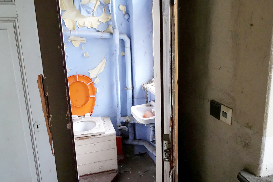 Beim Blick in dieses Badezimmer wird deutlich, wie lange hier notwendige Reparaturen und Sanierungsarbeiten hinausgezögert wurden.