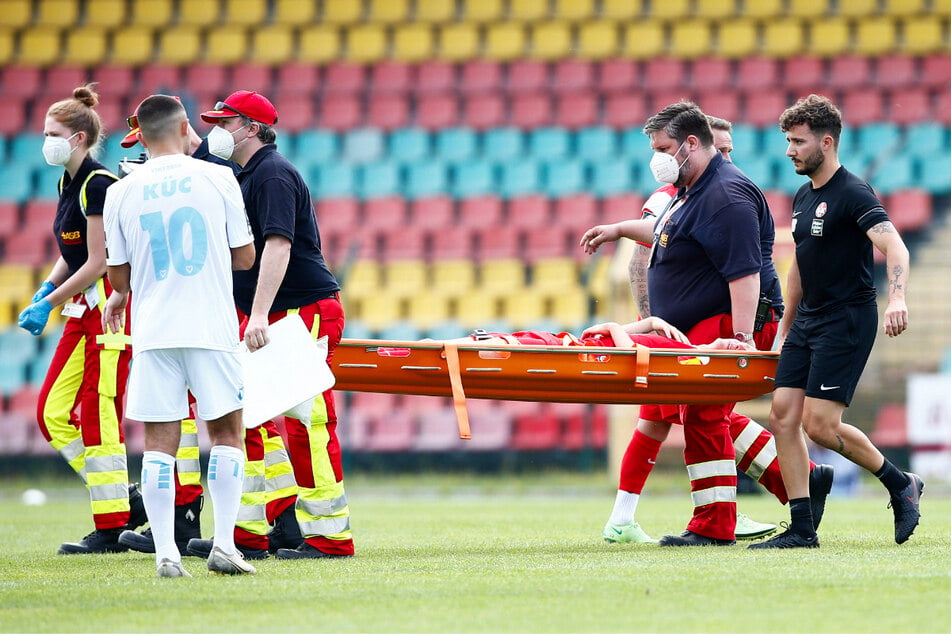 Felix Götze (23) wurde mit einer Trage vom Spielfeld gebracht, nachdem er sich an der Schläfe verletzt hatte.