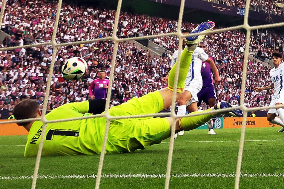 Manuel Neuer konnte den Ball nicht festhalten, Griechenland schob zur Führung ein - und die Diskussionen um den Stammplatz im deutschen Tor erhielten neuen Zündstoff.