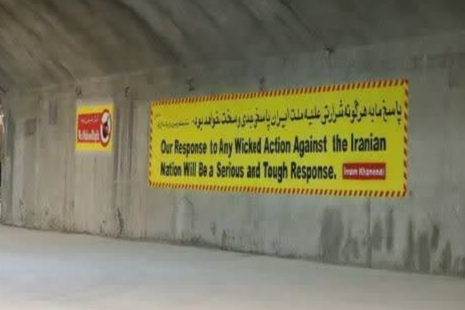 Auf dem Plakat in der Höhlenbasis steht: "Unsere Antwort zu jeglicher boshafter Aktion gegen die iranische Nation wird eine schwerwiegende und harte Antwort sein."