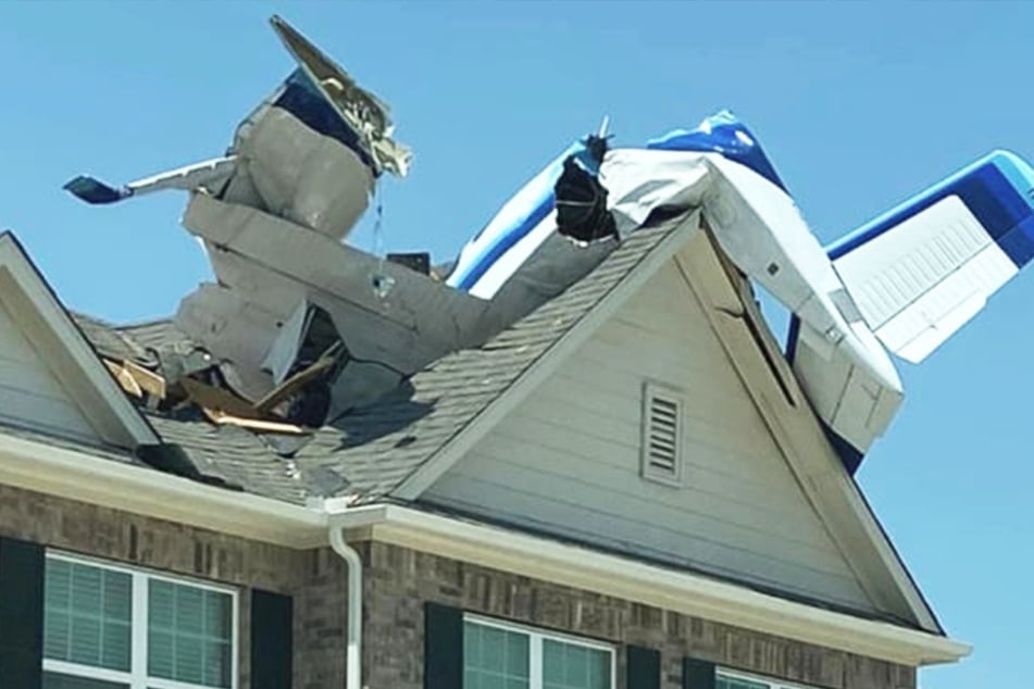 Bruchlandung im Dachgeschoss: Flugzeug kracht in ein zweistöckiges Wohnhaus