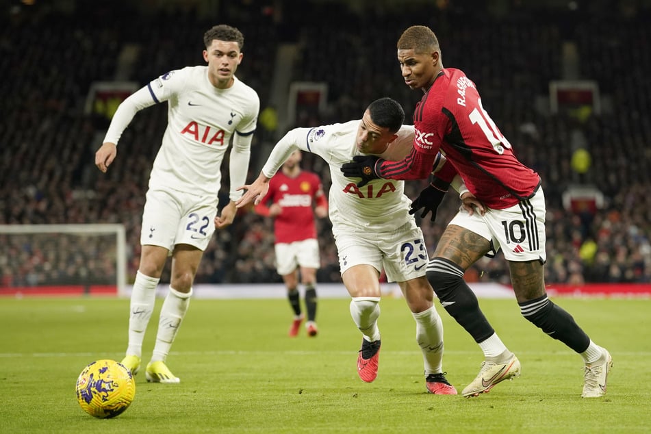 Marcus Rashford (26, r.) erzählte seinem Klub, er sei nur am Mittwoch unterwegs gewesen - Videomaterial entlarvte ihn aber.