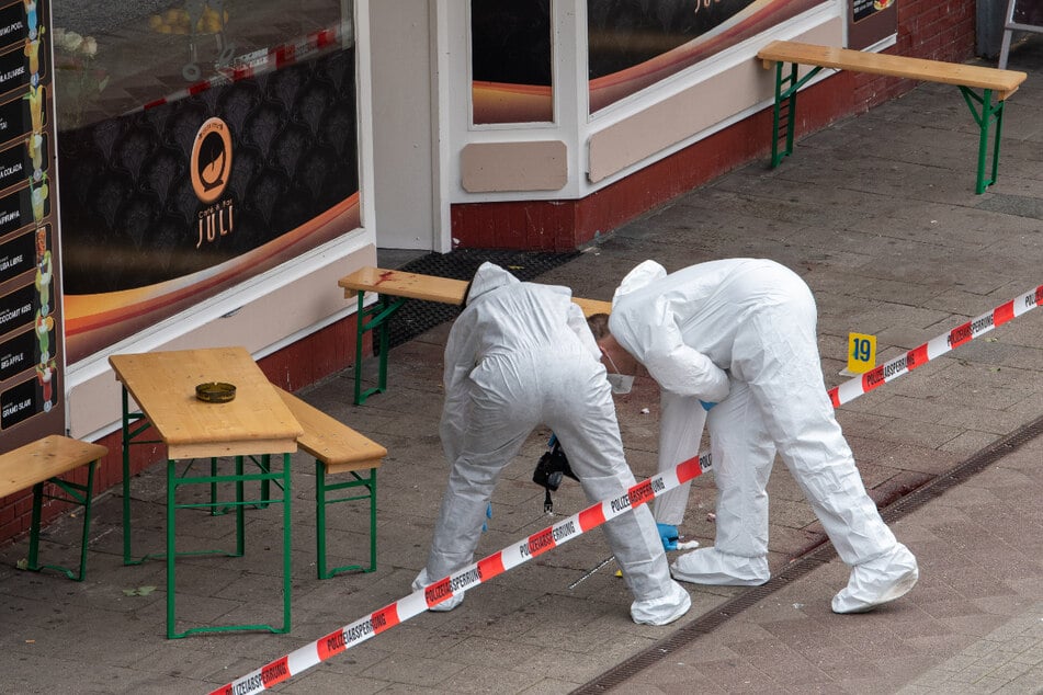 Beamte sichern Spuren an der Bar in Elmshorn, vor der ein Mann getötet wurde.