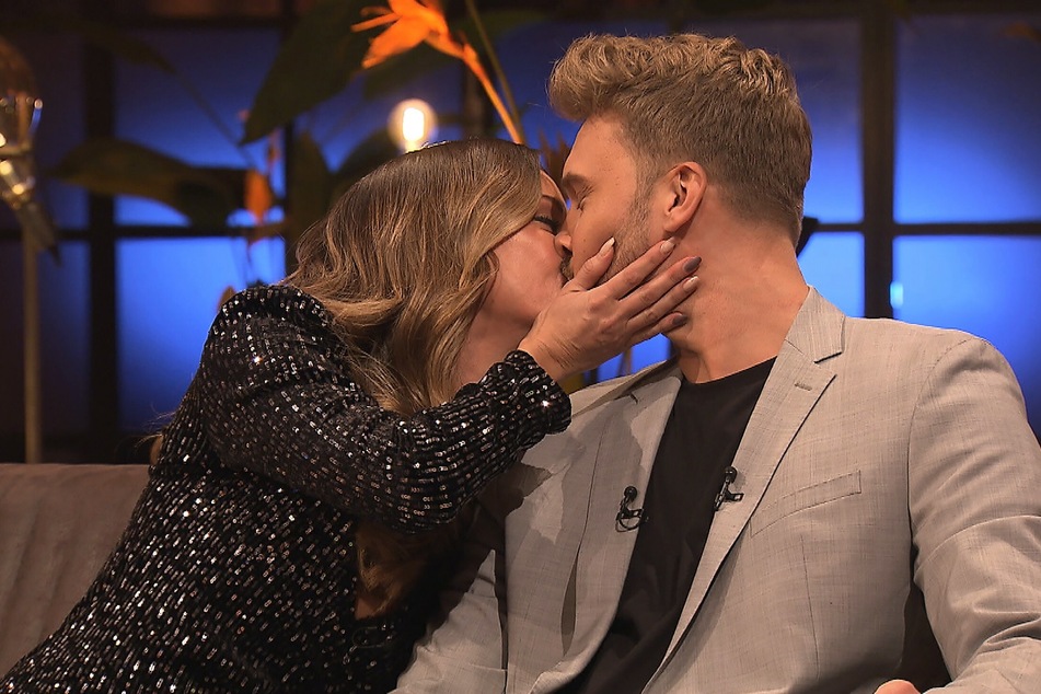 Anna Rossow (33) und Dominik Stuckmann (30) beweisen ihre Liebe beim Bachelor-Wiedersehen mit einem Kuss.