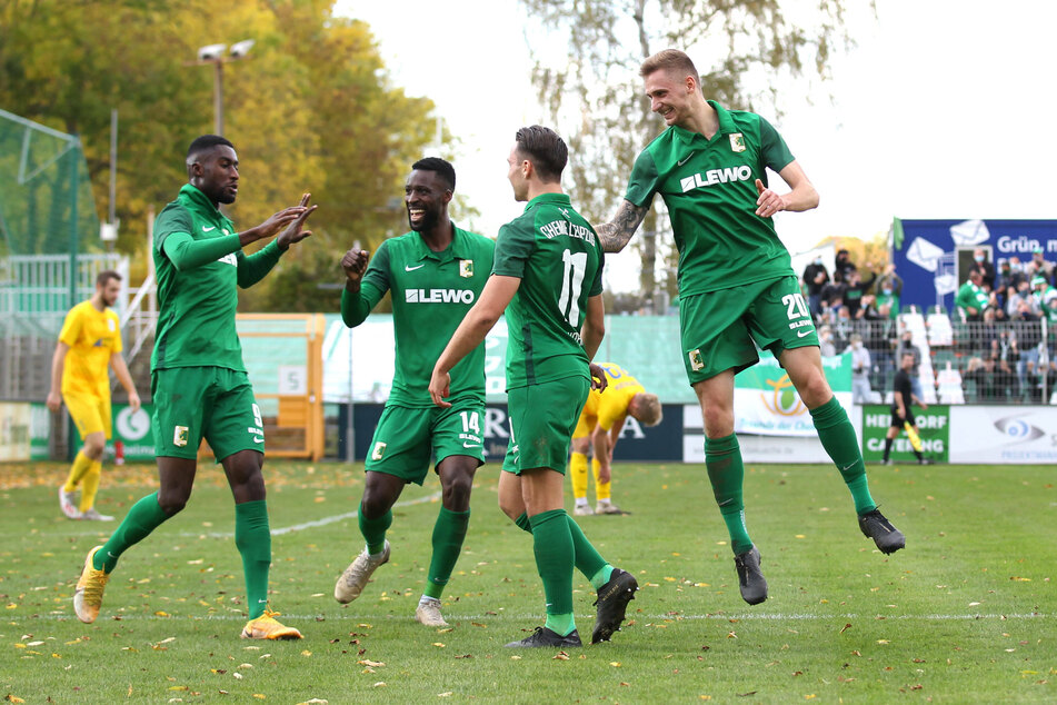 Morgan Faßbender (l.) wird nach dem 3:0 von Stephané Mvibudulu, Lucas Surek und Florian Kirstein (v.l.n.r.) gefeiert.