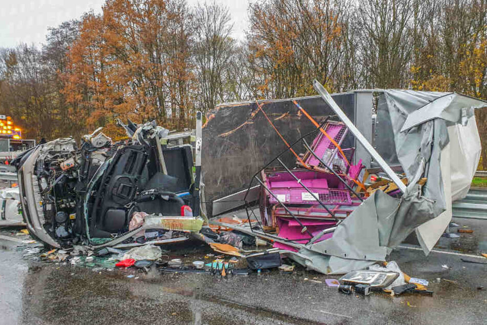 Der Transporter liegt seitlich gekippt auf der Straße.