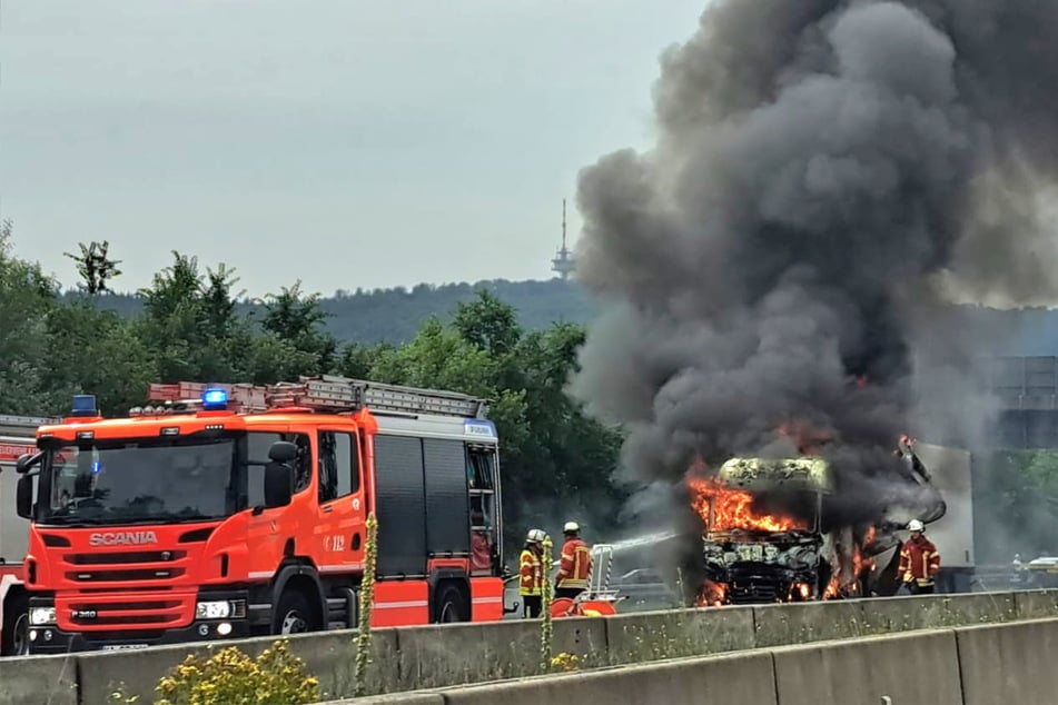 Unfall A5: Lkw bei Karlsruhe brennt lichterloh: Stundenlanger Stau auf A5!
