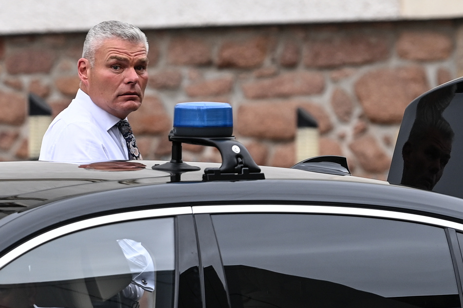 Sachsen-Anhalts Innenminister steht aktuell unter Druck, nachdem er am Wochenende gesagt haben soll, dass die Einsatzstunden zum Schutz jüdischer Einrichtungen an anderer Stelle fehlen würden. Von mehreren Seiten hagelte es seitdem Rücktrittsforderungen.