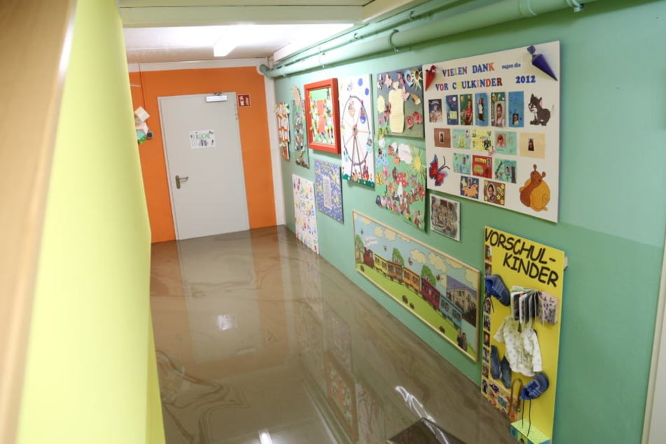Knöchelhoch steht der Schlamm im Kindergarten.