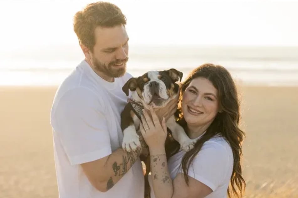 Der leblose Körper des Welpen soll Chris und Ashley Merz in einem Eimer übergeben worden sein.