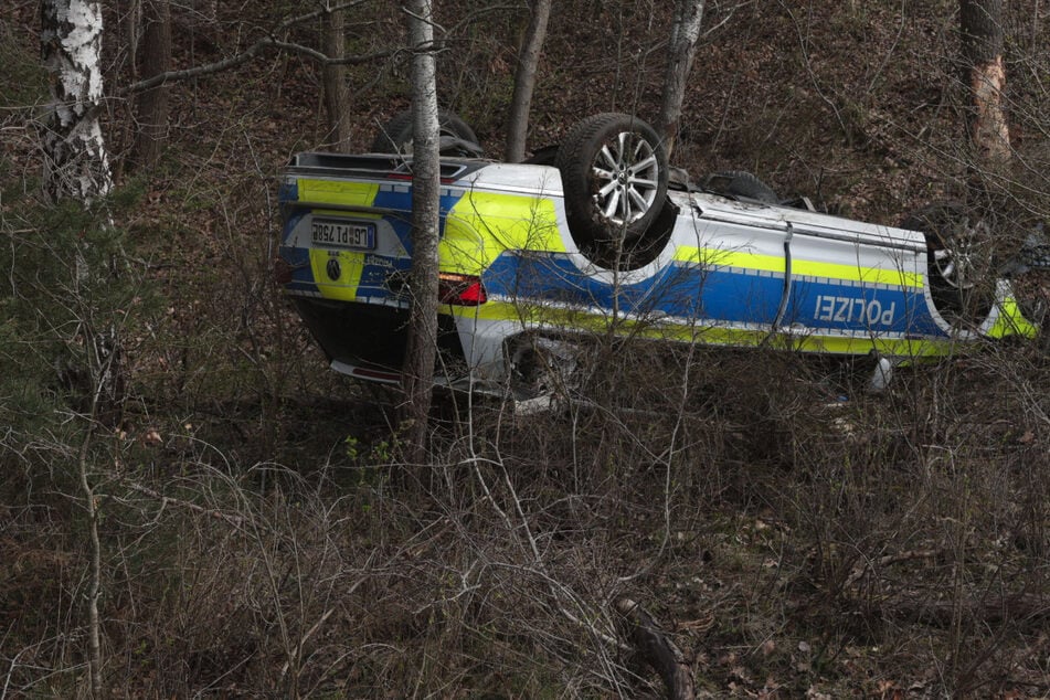Verfolgungsjagd endet mit Überschlag: Zwei Polizisten verletzt