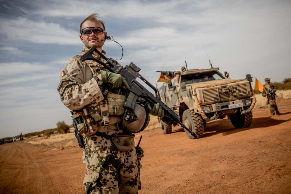 Ein Soldat der Bundeswehr steht am Flughafen nahe des Stützpunktes in Gao im Norden Malis.