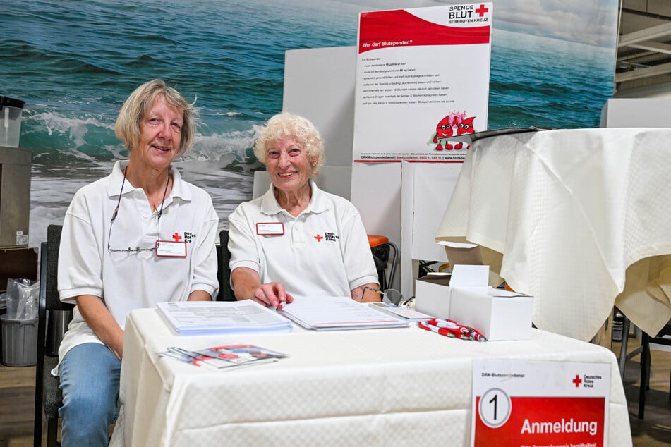 Die DRK-Ehrenamtlichen Gabriele Richter (68, l.) und Friderike Koch (85) freuen sich über die vielen Spontanspender, die sie im Baumarkt gewinnen können.