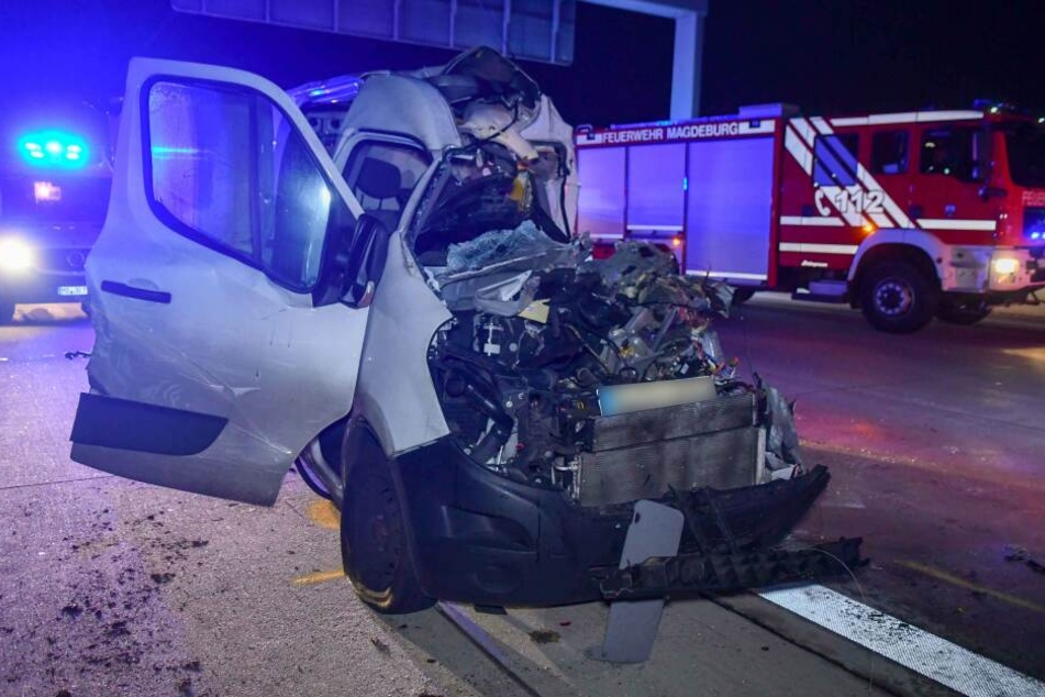 Auf der A2 bei Magdeburg ist in der Nacht zu Mittwoch ein Kurierdienstfahrer ums Leben gekommen.