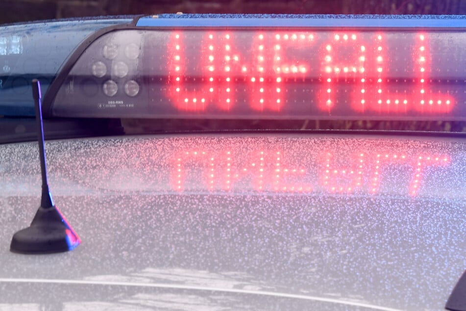 Vergessen, ihren Wagen zu sichern: Frau zwischen zwei Autos eingeklemmt