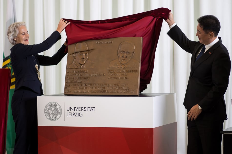 Die Gedenkplakette, die die Universitäts-Rektorin und der Präsident zu Ehren von Haenisch und Dashdorj enthüllten, soll künftig eines der Uni-Gebäude zieren.