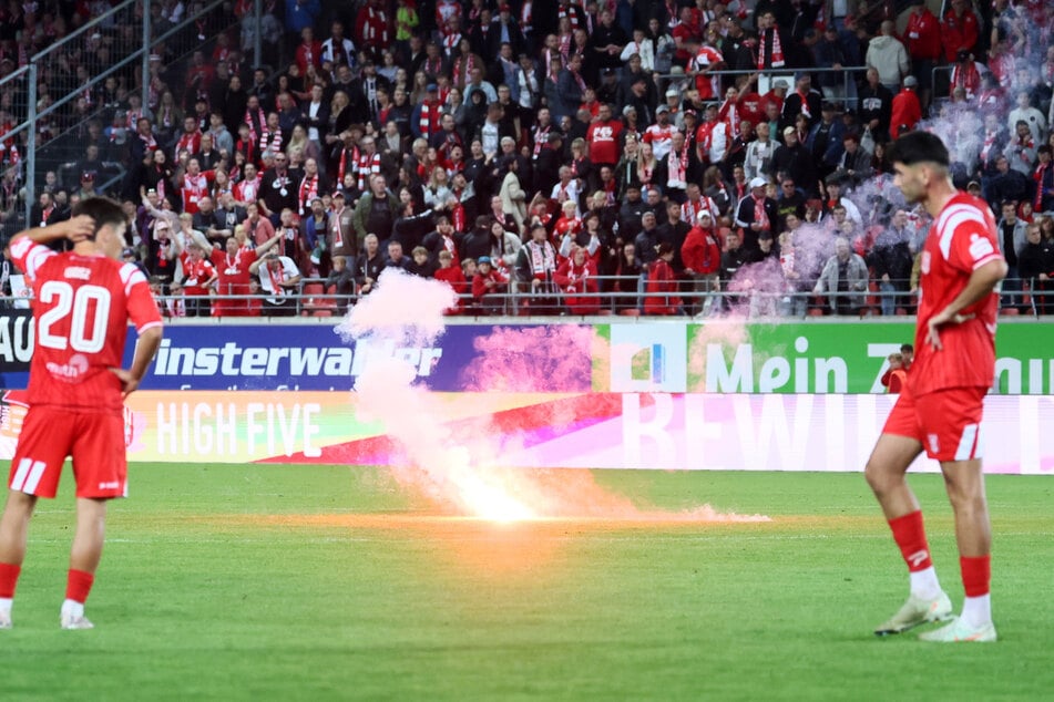Auch die Fans von Chemie Leipzig zündeten während der Partie ordentlich Pyro.