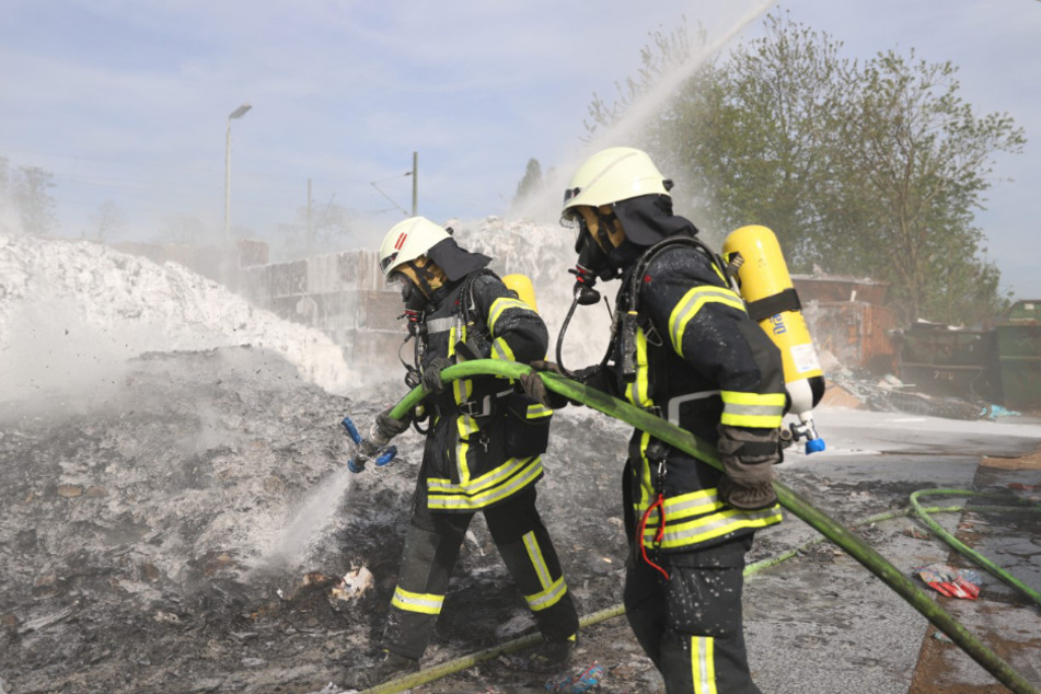 Einsatzkräfte der Feuerwehr kämpften mit vereinten Kräften und jeder Menge Löschschaum gegen den Brand an.
