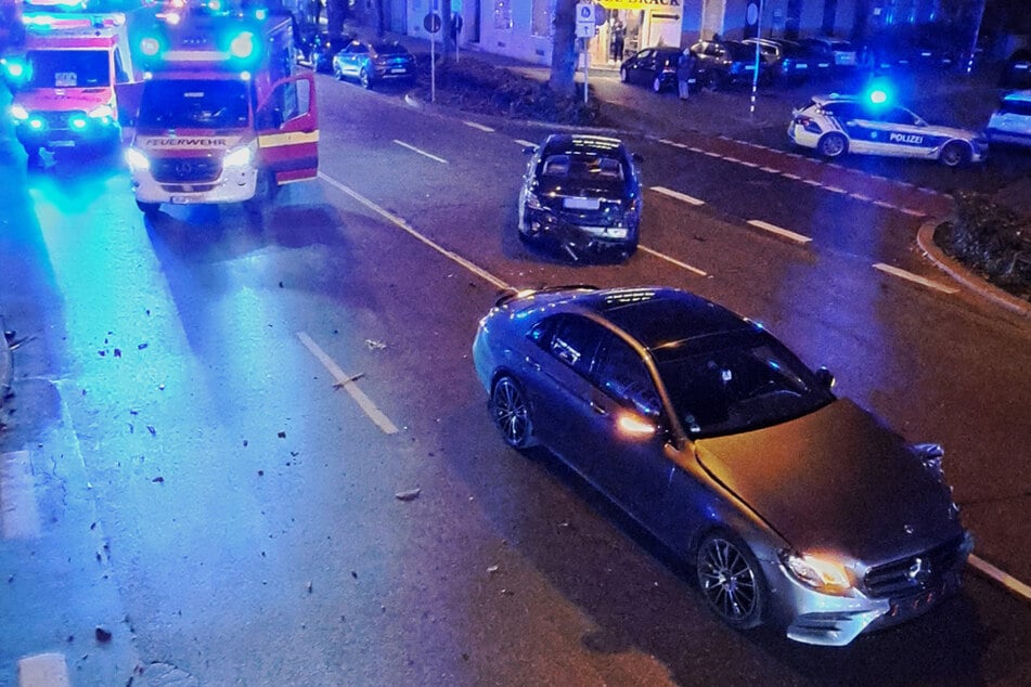 Die Unfallstelle auf der Lindwurmstraße. Die jungen Fahrer sollen sich ein Rennen geliefert haben.