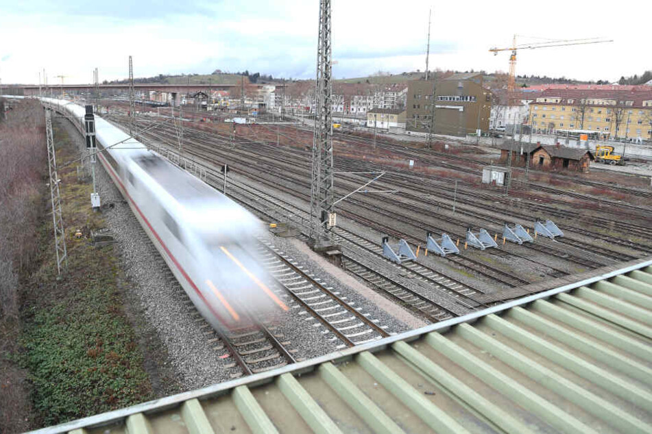 Ein Zug fährt auf Gleisen am zukünftigen Abstellbahnhof Untertürkheim, der Teil des Bahnprojektes Stuttgart 21 ist, vorbei. (Archivbild)