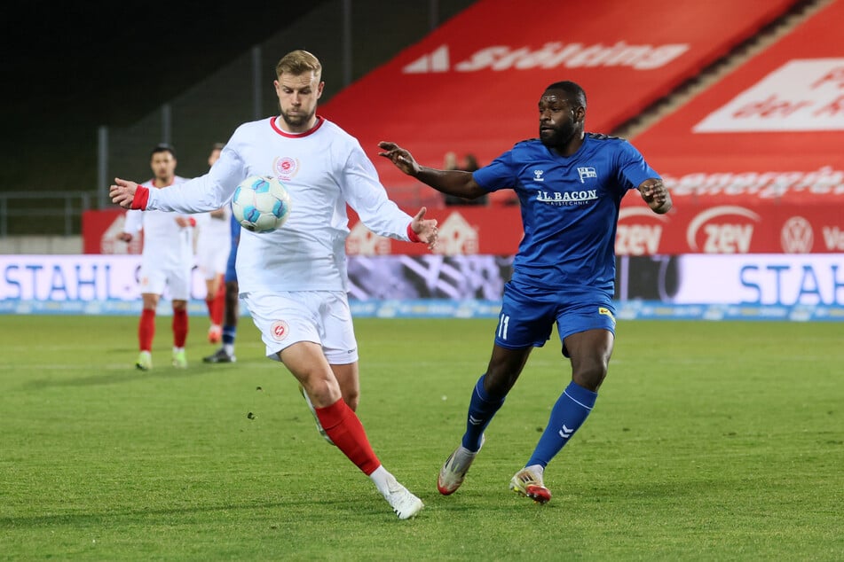 Begehrt und am Freitagabend beim HFC gefragt: FSV-Kicker Max Somnitz (22, l.).