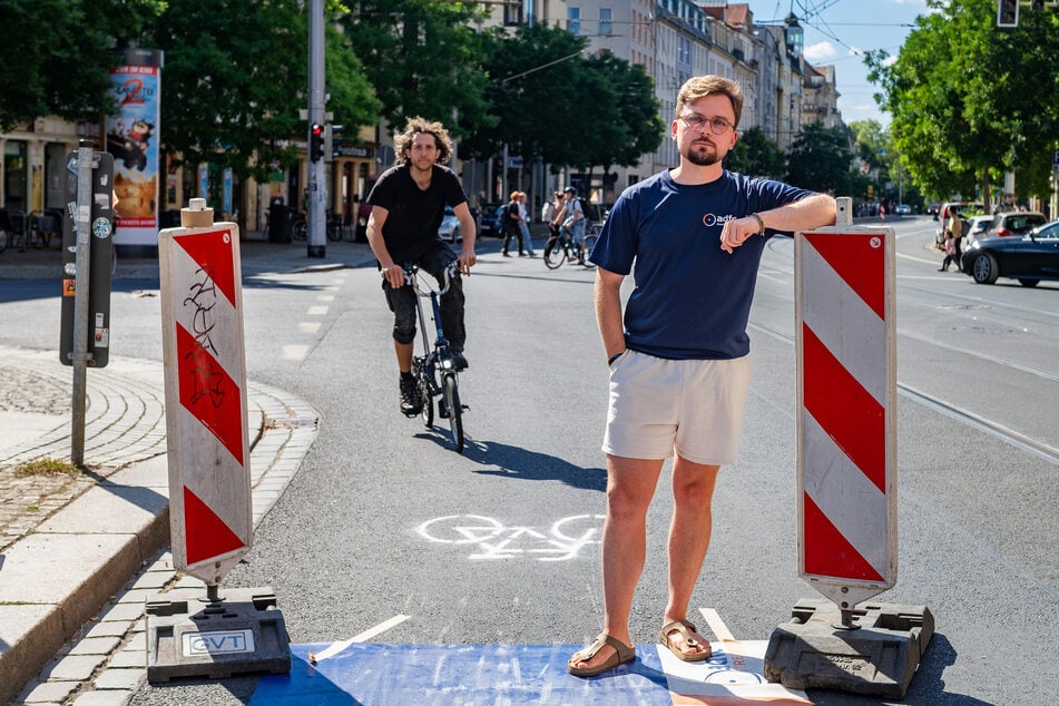 Jonas Geyer (27) vom ADFC an der Kreuzung Bautzner Straße und Martin-Luther-Straße.