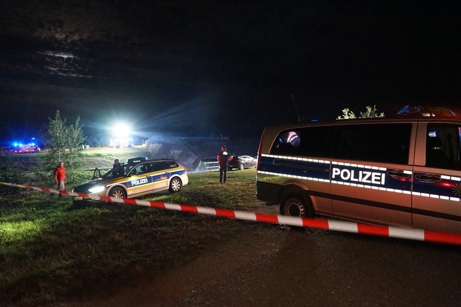 Am Elsterflutbecken in Leipzig-Hartmannsdorf kam es am Montagabend zu einem Großeinsatz von Polizei, Feuerwehr und Deutscher Lebens-Rettungs-Gesellschaft.