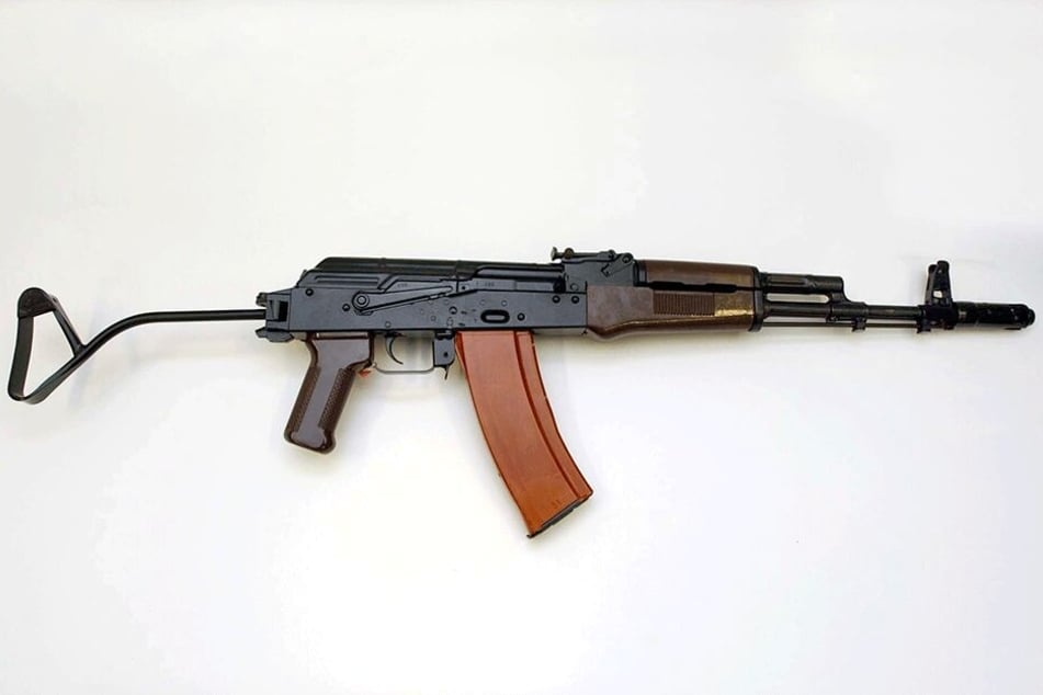 So eine Kalaschnikow "AK-47" hatte sich die Bande besorgt.