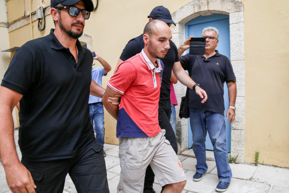 Die Polizei brachte Yiannis Paraskakis (27) gestern zur Staatsanwaltschaft in Chania.