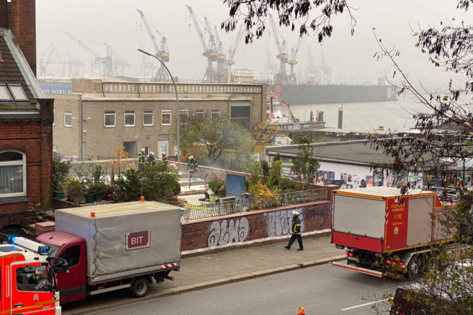 Die Feuerwehr ist am Hamburger Hafen im Einsatz.
