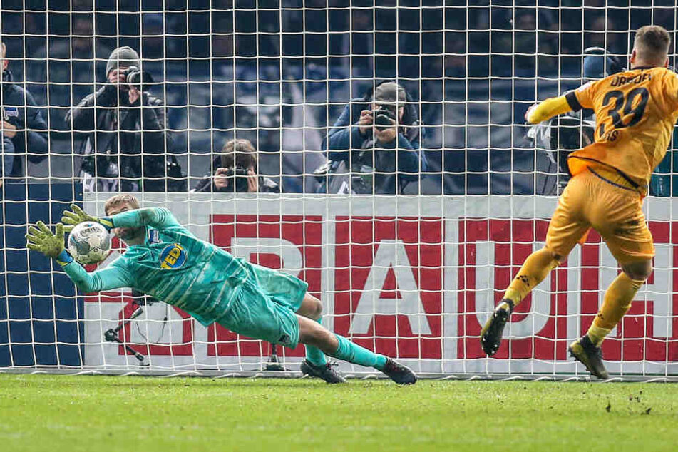 Die Vorentscheidung: Hertha-Keeper Thomas Kraft (l.) hält im Elfmeterschießen gegen Dynamo-Verteidiger Kevin Ehlers.