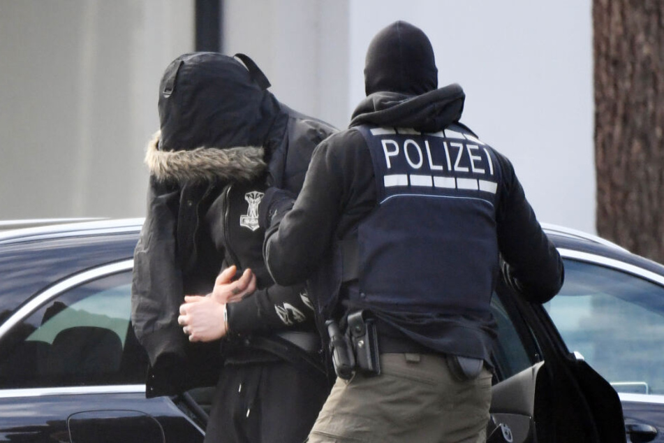 Ein Tatverdächtiger wird von Polizisten abgeführt. Er soll Mitglied einer mutmaßlichen Nazi-Terror-Gruppe sein. (Archivbild)