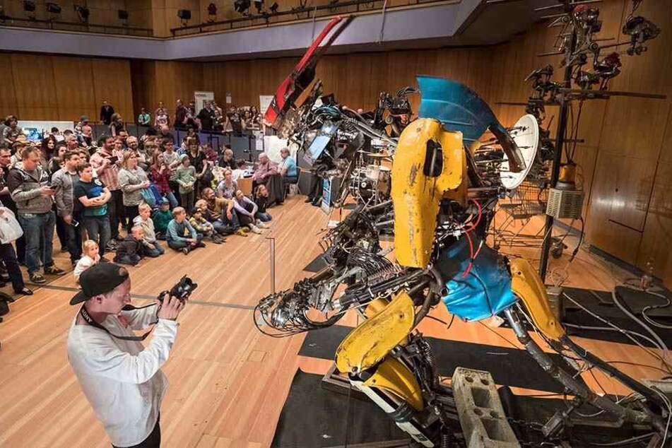 Robo-Mukke: Die Band "The One Love Machine" tritt auf dem "Maker Faire" auf.