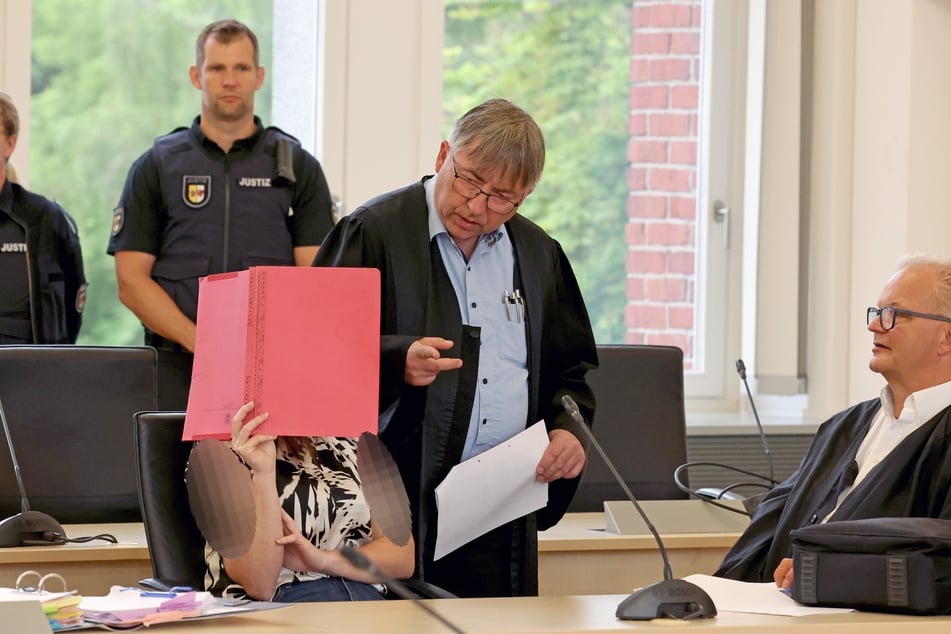 Die Angeklagte (l-.r.), Anwalt Andreas Ohm und Anwalt Thomas Löcker im Saal des Landgerichts während des Prozesses.