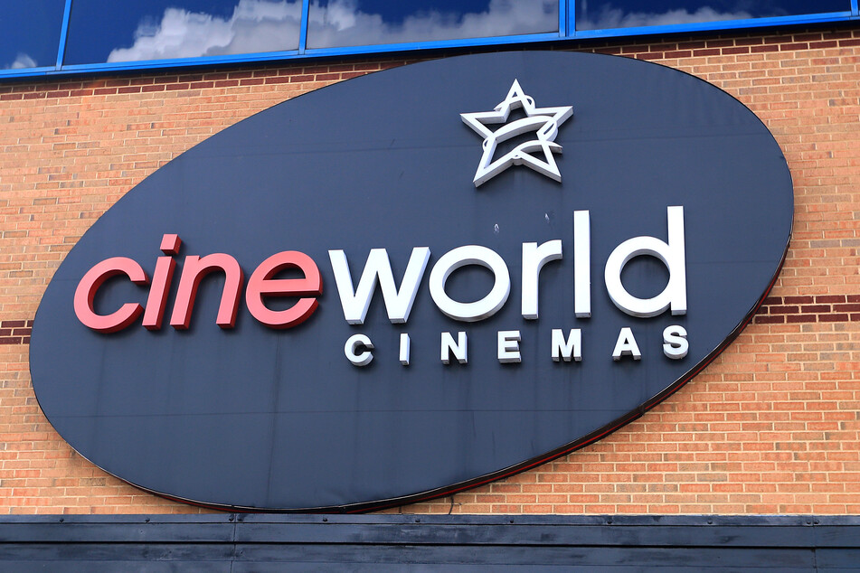 Das Logo von Cineworld hängt an einem Kino in Großbritannien.