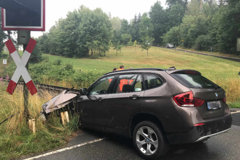 Der BMW X1 ist nach dem Zusammenstoß schwer beschädigt.