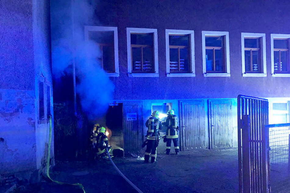 Dicke Rauchwolken drangen bei dem Brand aus dem Keller.