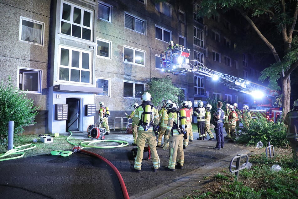 In einem Mehrfamilienhaus drang dichter Rauch aus dem Keller.
