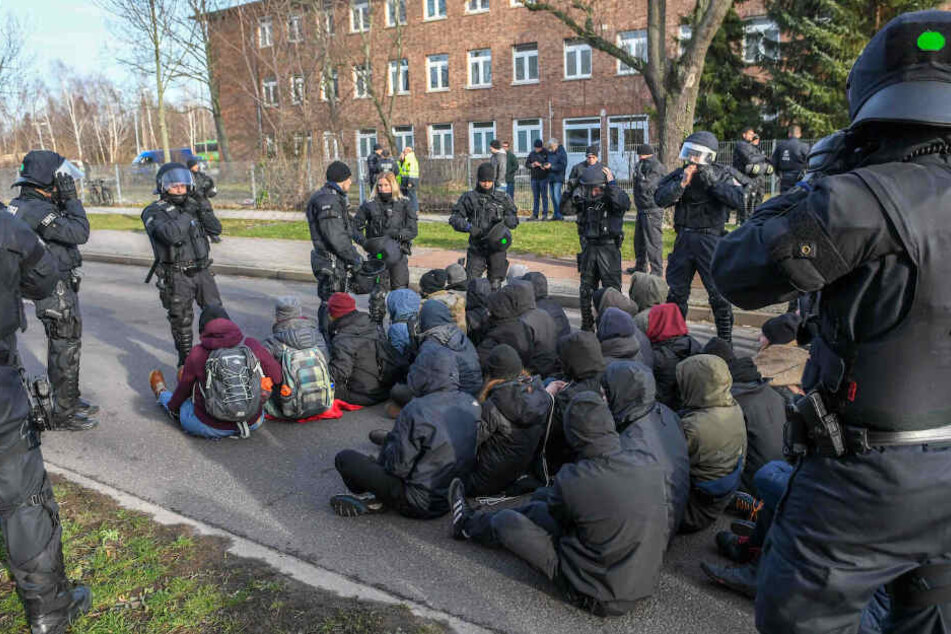 Mehrere Sitzblockaden sorgten für Störungen des rechten Aufmarschs.