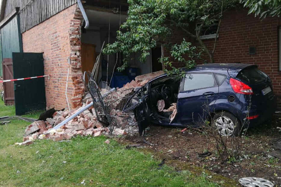 Die Feuerwehr musste anrücken, um das Gebäude vor einem Einsturz zu sichern.