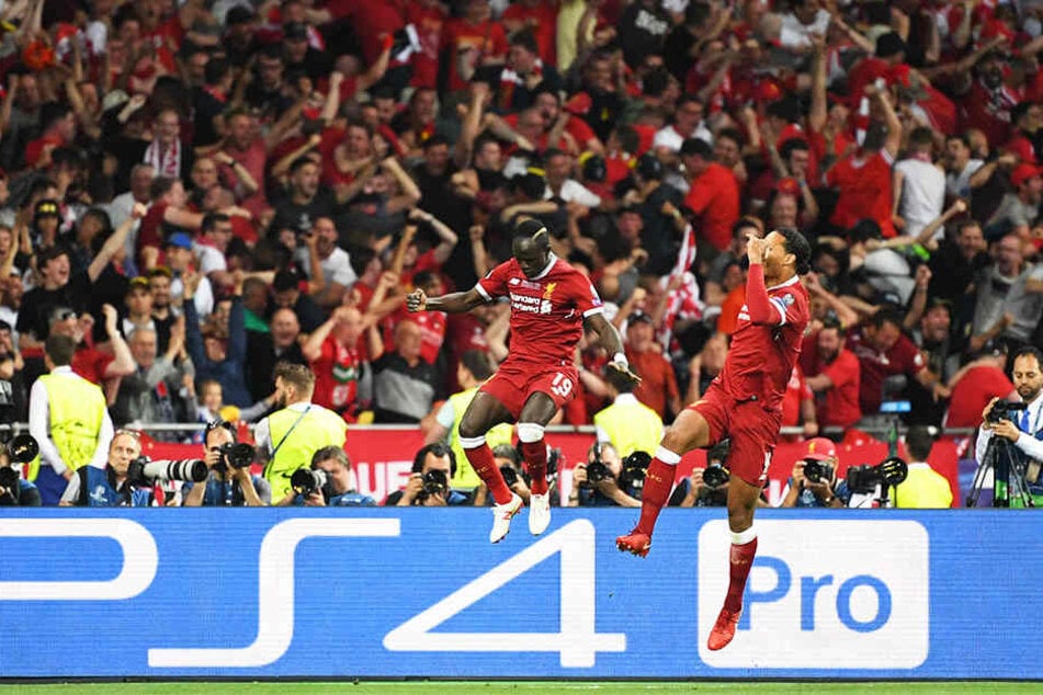 Der starke Sadio Mané und Mannschaftskollege Virgil van Dijk bejubeln den Liverpooler Ausgleich.