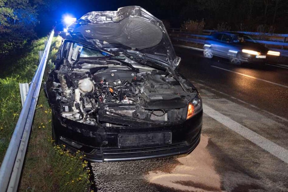 Durch die Wucht des Aufpralls wurde die Motorhaube des VW hochgeklappt.