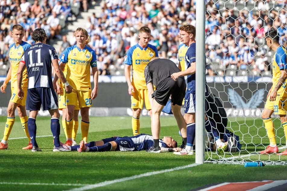 Dawid Kownacki brach nach einem Zusammenprall im Fünfmeterraum zusammen.