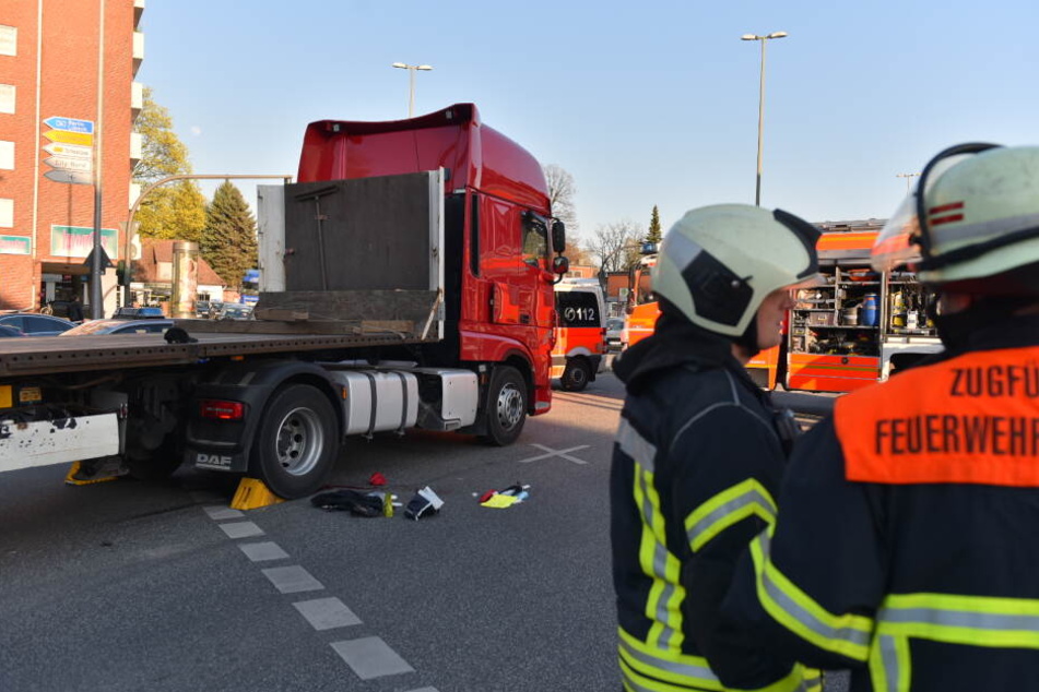 Einsatzkräfte der Feuerwehr stehen an der Unfallstelle.