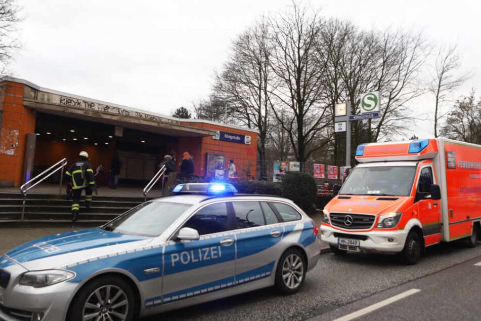 Rettungsdienst und Polizei sind an der Bahnstation Königstraße im Einsatz.