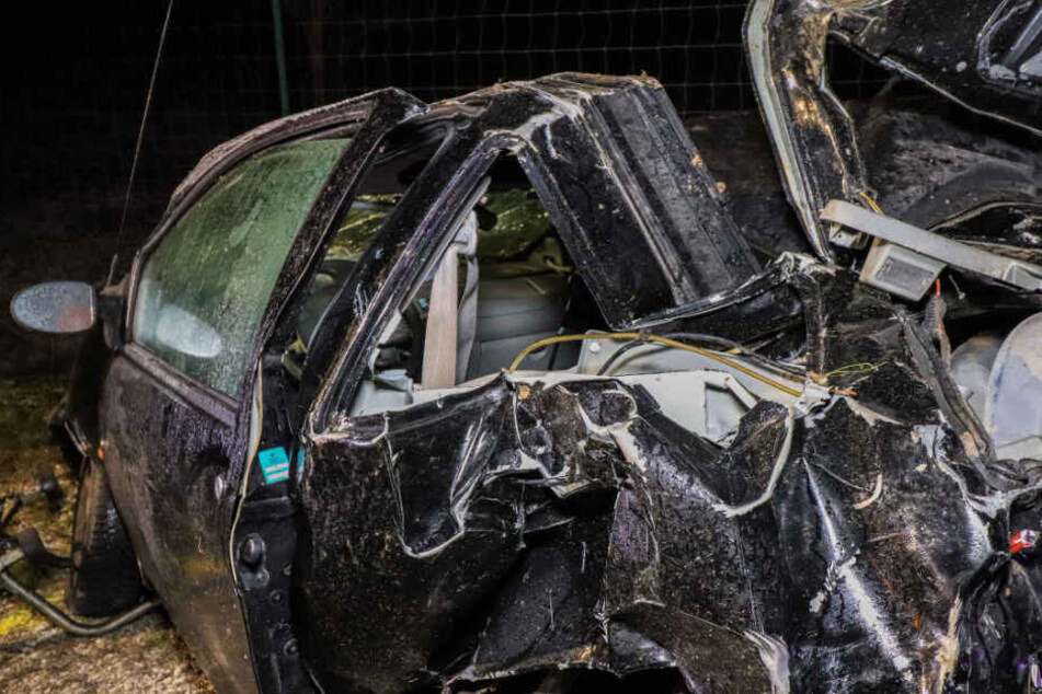 Das Auto wurde bei dem Unfall völlig demoliert.