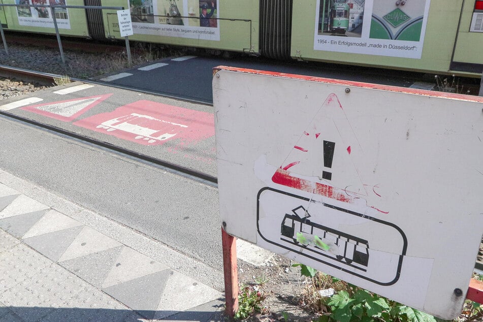 Der Bahnübergang, an dem die Frau mit der Straßenbahn zusammenstieß.